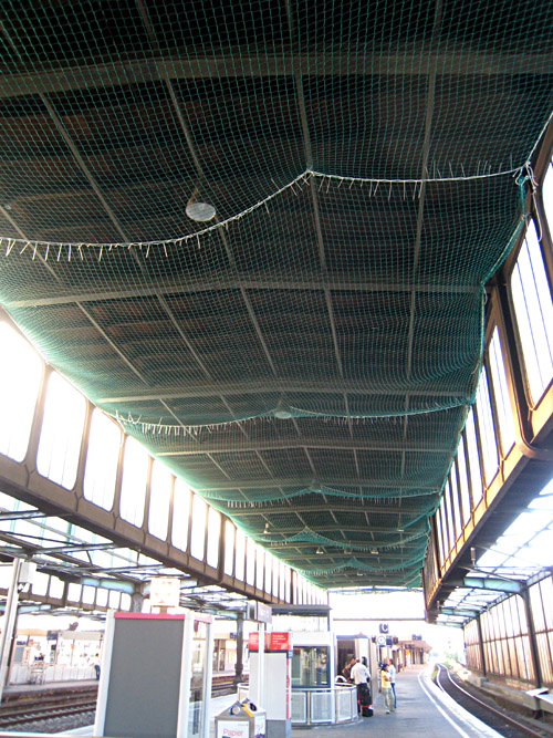 verhängtes Dach im Hauptbahnhof Duisburg